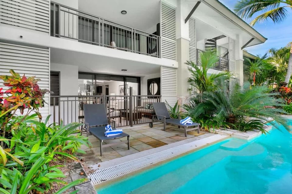 Garden, View (from property/room), Swimming pool, sunbed
