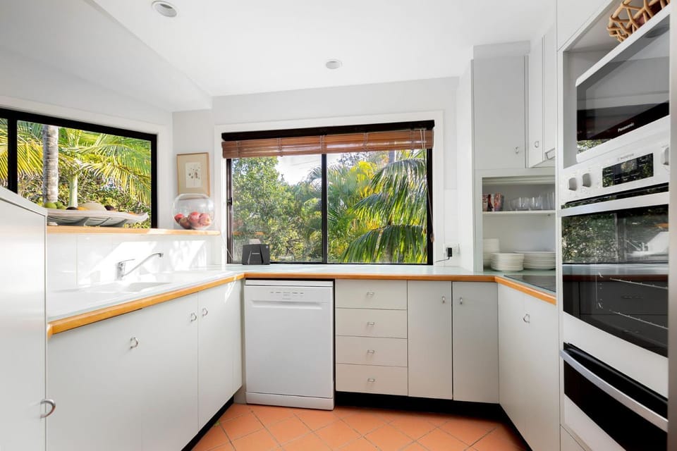 Kitchen or kitchenette, dishwasher, oven