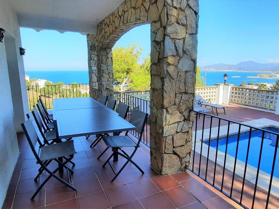 Apartamento Amplio en Cap Ras con Piscina y Terraza - 4 Hab, Admite Mascotas, Cerca de la Playa - ES-170-18 Apartment in Alt Empordà
