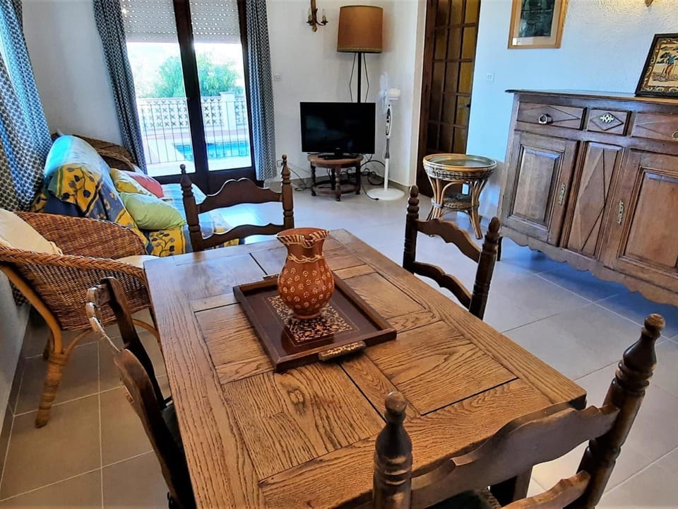 Apartamento Amplio en Cap Ras con Piscina y Terraza - 4 Hab, Admite Mascotas, Cerca de la Playa - ES-170-18 Apartment in Alt Empordà
