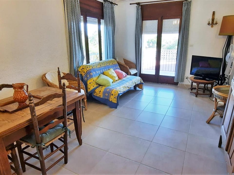 Apartamento Amplio en Cap Ras con Piscina y Terraza - 4 Hab, Admite Mascotas, Cerca de la Playa - ES-170-18 Apartment in Alt Empordà