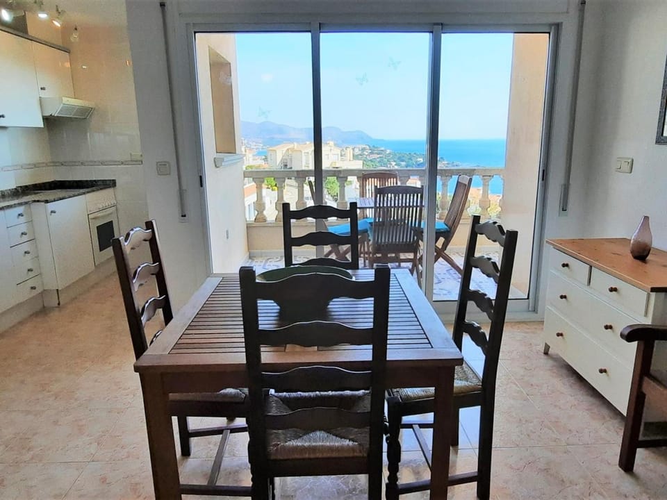 Apartamento familiar con piscina, jardín y terrazas - Llançà - ES-170-22 Apartment in Alt Empordà