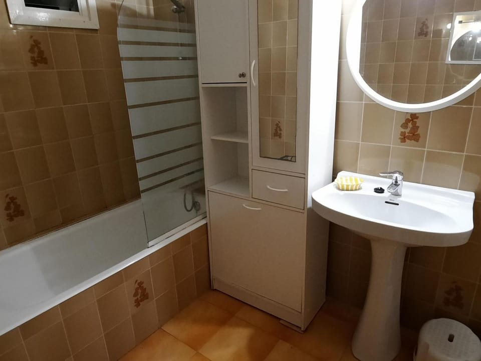 Amplio apartamento en Llançà con vista al mar, terraza, aparcamiento y animales permitidos - ES-170-6 Apartment in Alt Empordà
