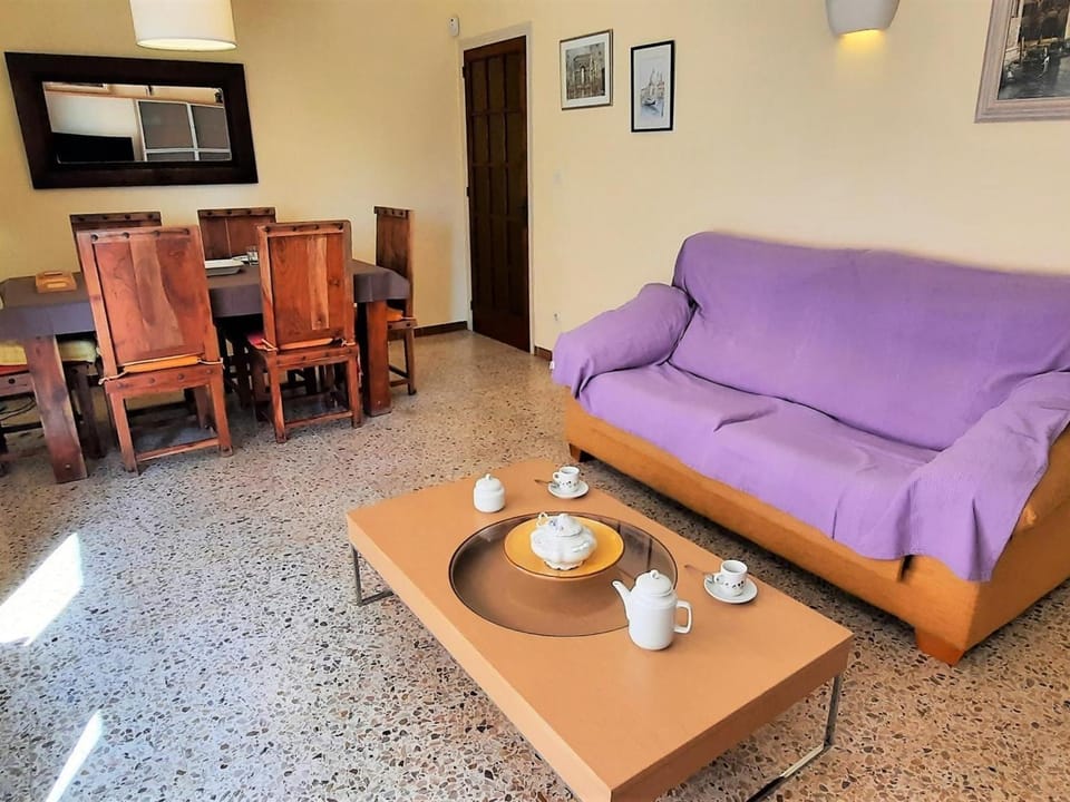 Apartamento en Llançà con 2 habitaciones, cocina equipada y estacionamiento - Ideal para familias - ES-170-42 Apartment in Alt Empordà