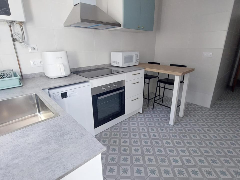 Apartamento en Primera Línea de Playa con Terraza y 3 Habitaciones en Llançà - ES-170-71 Apartment in Alt Empordà