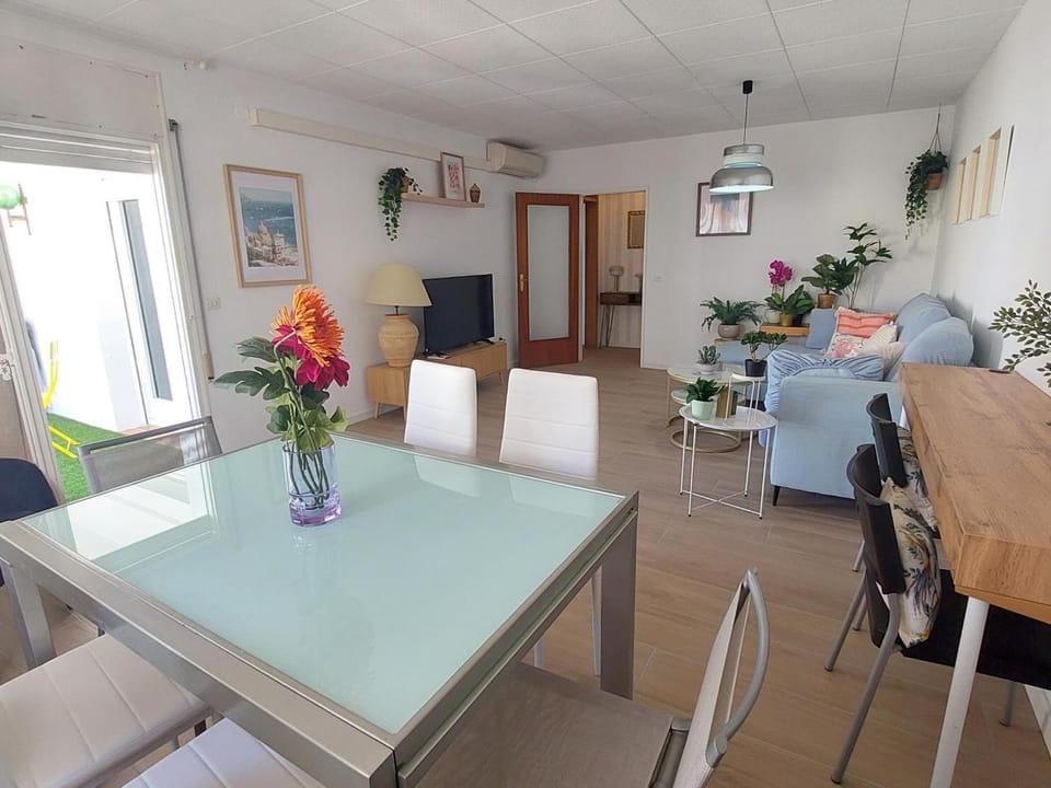 Apartamento en Primera Línea de Playa con Terraza y 3 Habitaciones en Llançà - ES-170-71 Apartment in Alt Empordà