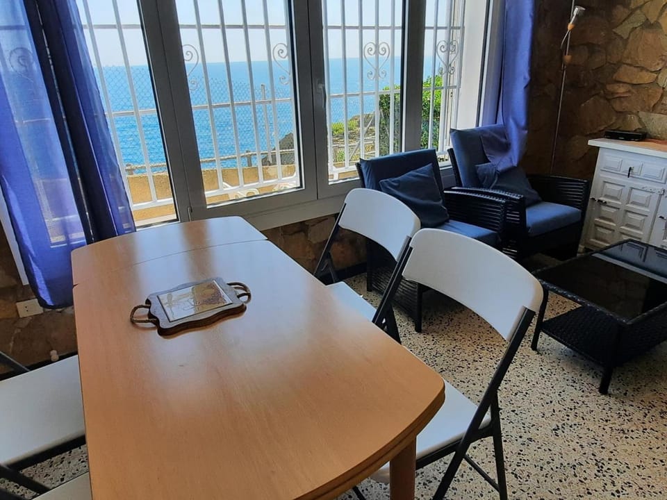Apartamento familiar frente al mar con jardín, barbacoa, aparcamiento y mascotas permitidas - ES-170-70 Apartment in Alt Empordà