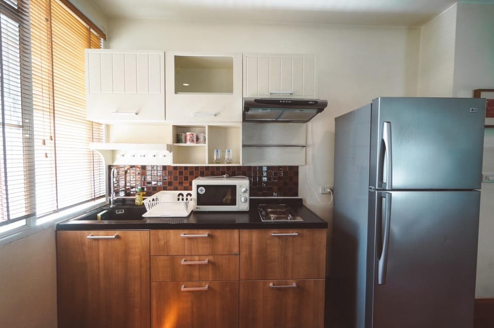 Kitchen or kitchenette, minibar, stove