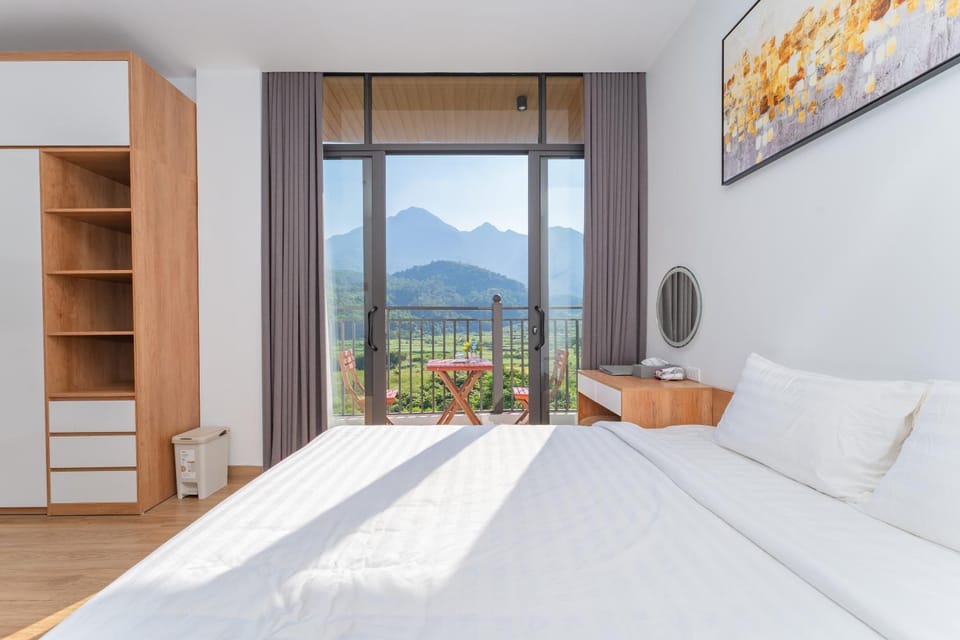 Bed, Natural landscape, Photo of the whole room, Mountain view
