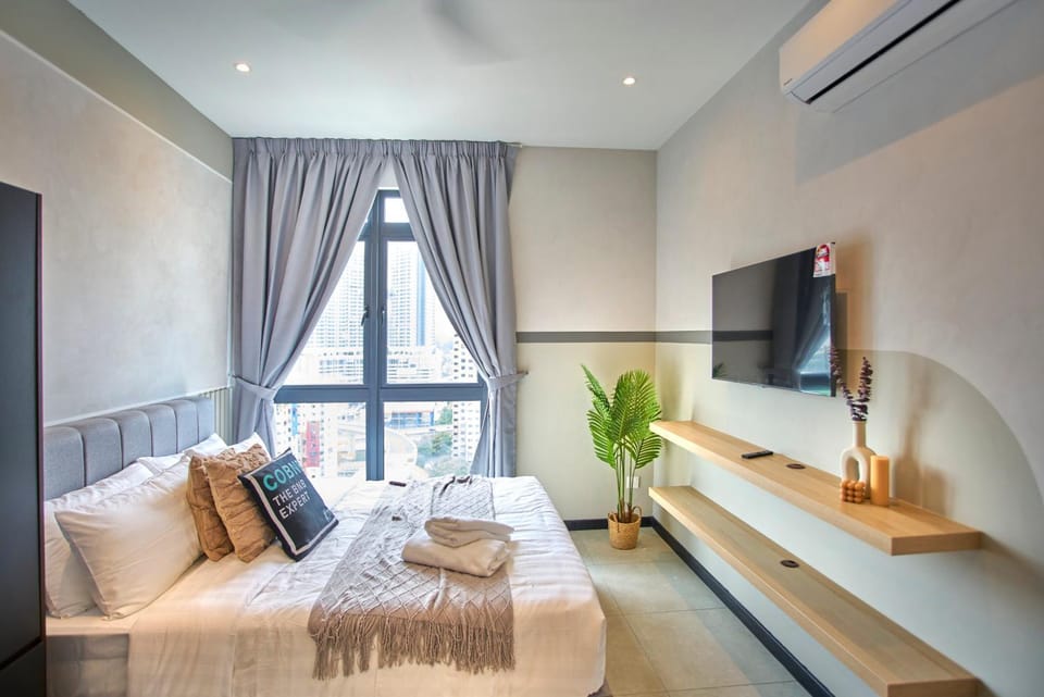 Bed, TV and multimedia, View (from property/room), Bedroom, towels