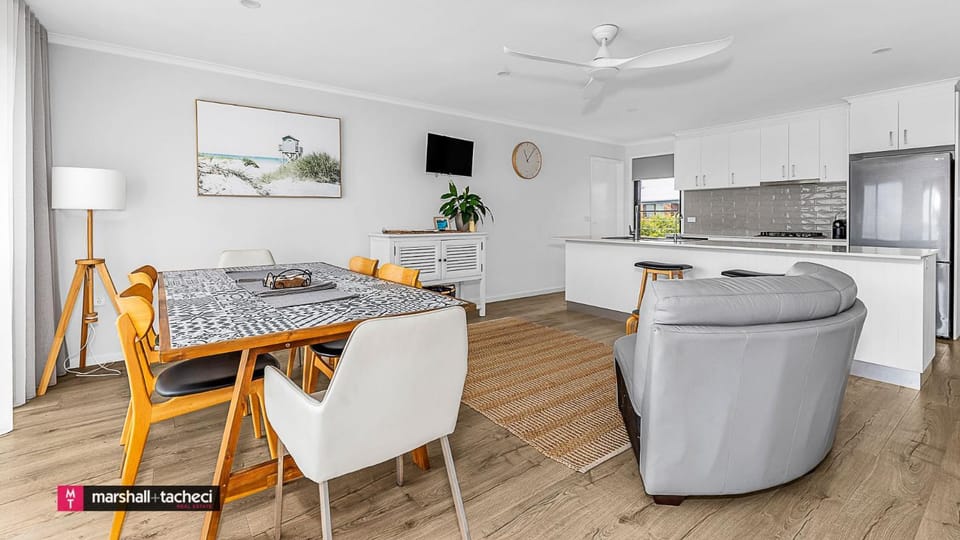 TV and multimedia, Kitchen or kitchenette, Seating area, Dining area, oven