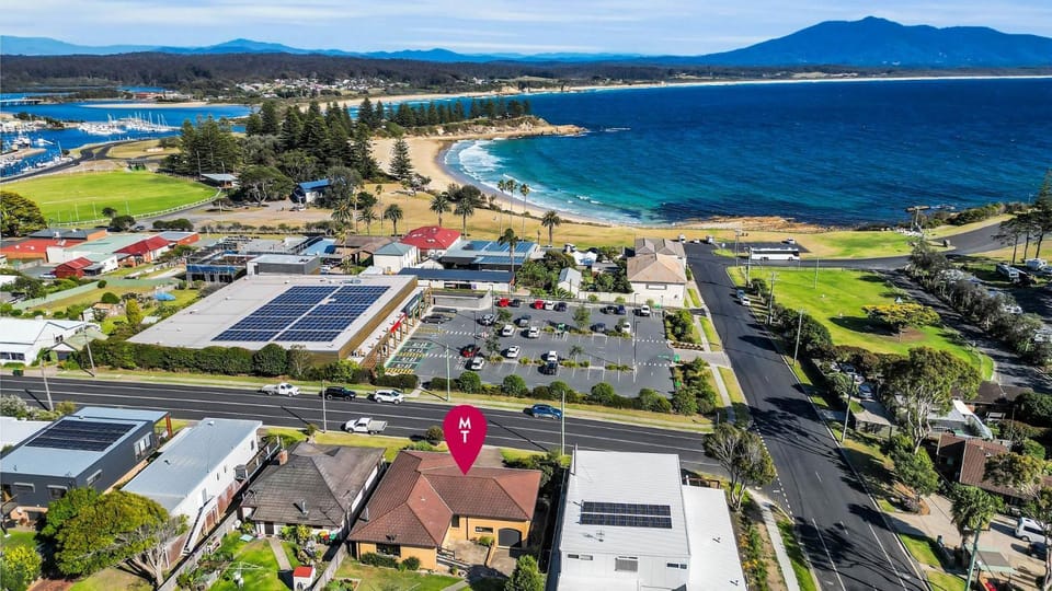 Property building, Neighbourhood, Bird's eye view, Beach, Sea view, Street view, Location