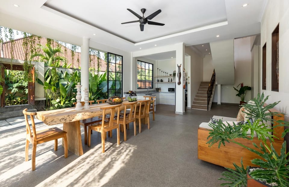 Kitchen or kitchenette, Seating area, Dining area