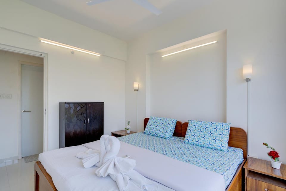 Bed, Photo of the whole room, Bedroom, towels, wardrobe