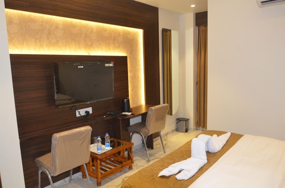 Bed, TV and multimedia, Photo of the whole room, Bedroom, towels, air conditioner