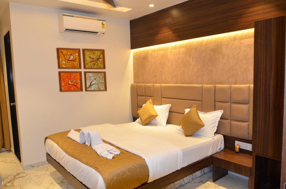 Bed, Photo of the whole room, Bedroom, towels, air conditioner