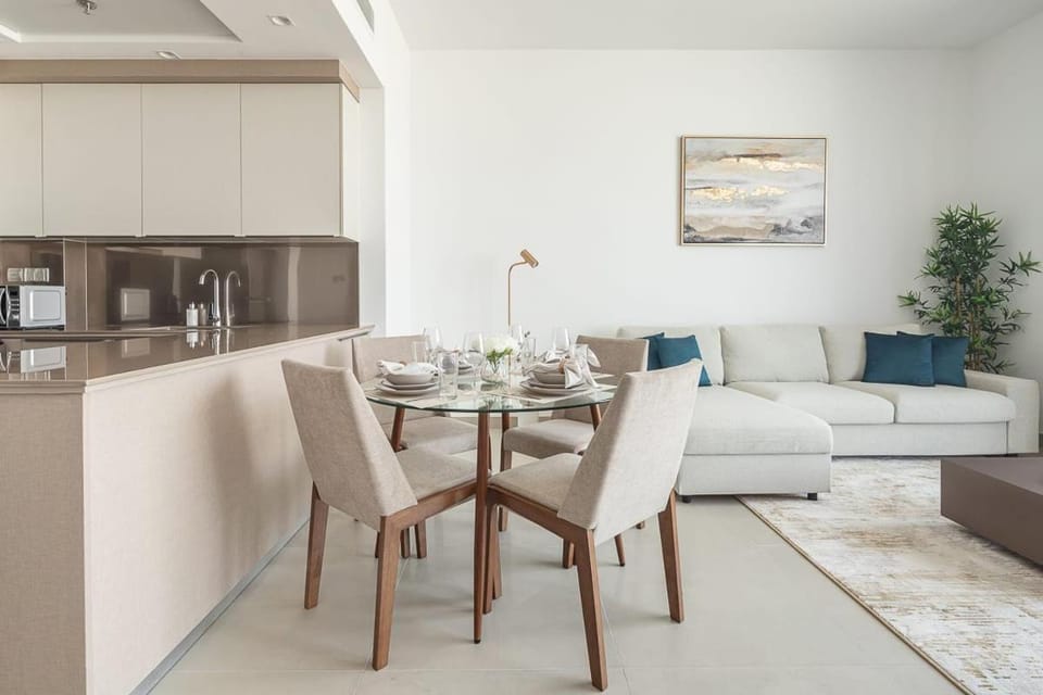 Living room, Seating area, Dining area, oven