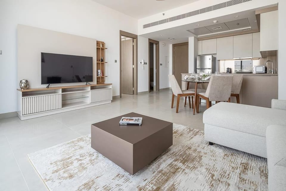 TV and multimedia, Kitchen or kitchenette, Living room, Seating area, Dining area