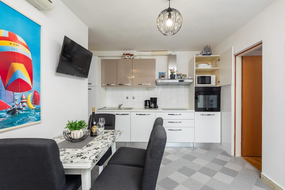 TV and multimedia, Coffee/tea facilities, Kitchen or kitchenette, minibar, pet friendly, stove
