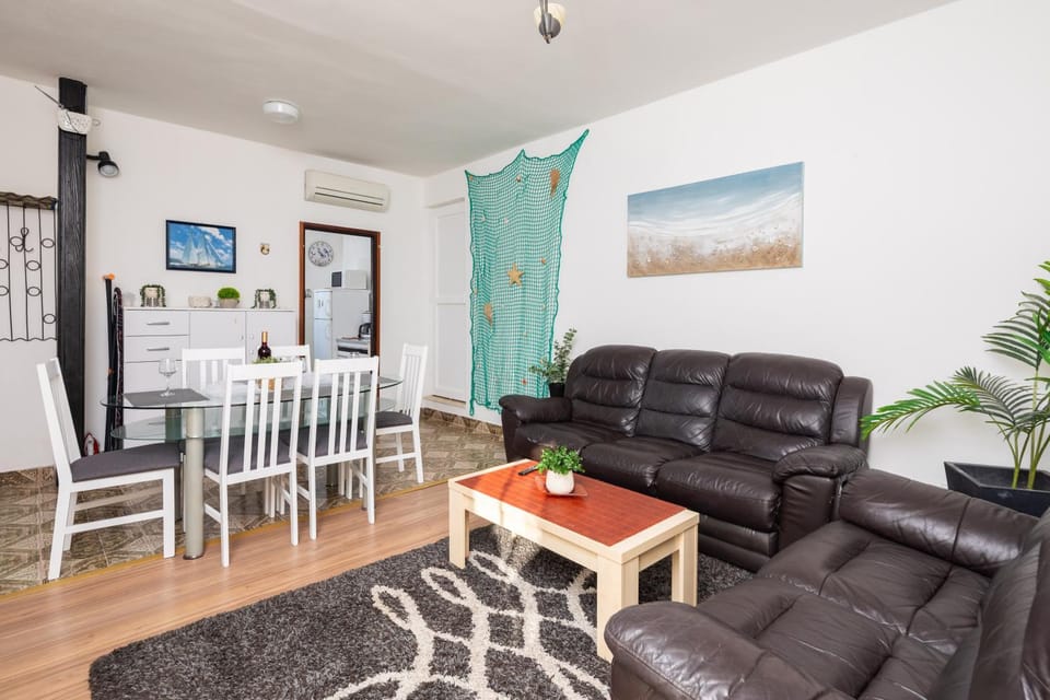 Living room, Seating area, Dining area, air conditioner
