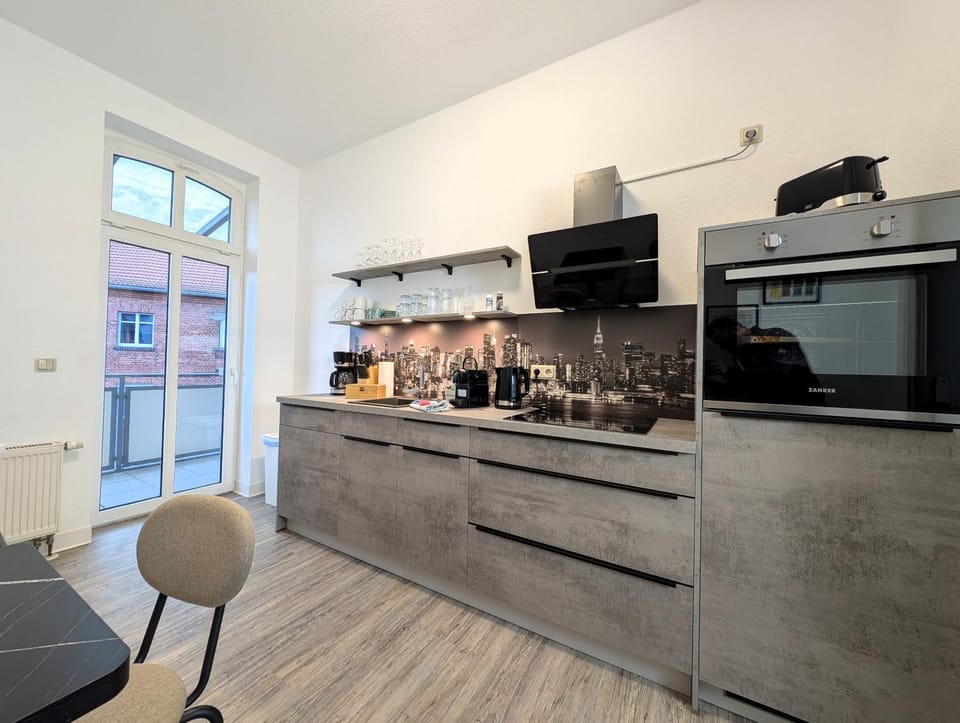 Coffee/tea facilities, Kitchen or kitchenette, dishwasher, stove, toaster