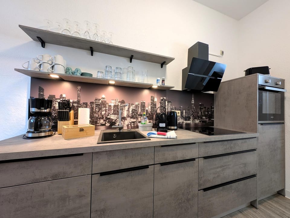 Coffee/tea facilities, Kitchen or kitchenette, dishwasher, oven, stove, toaster