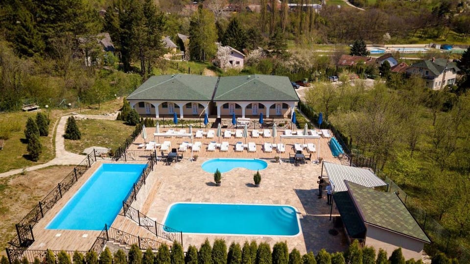 Property building, Swimming pool, sunbed