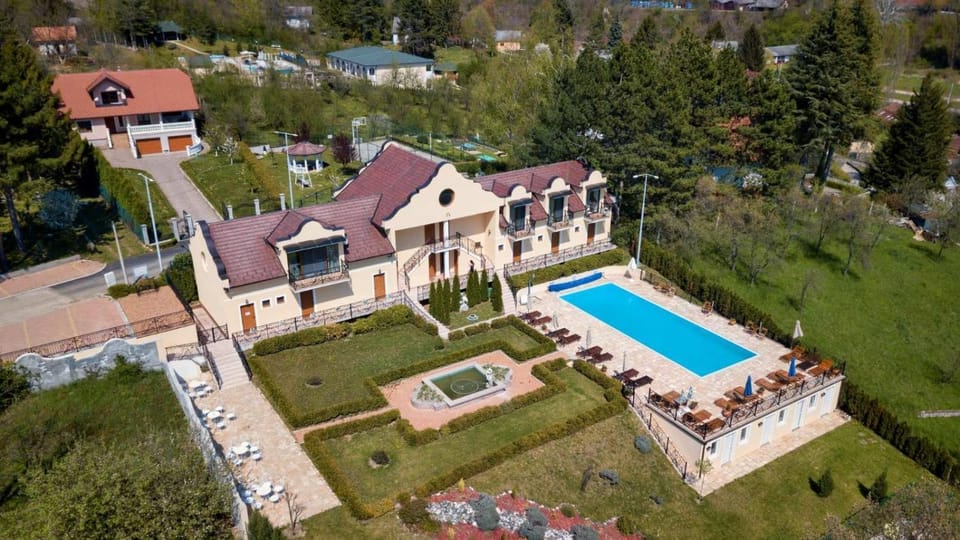 Property building, Day, Bird's eye view, Garden, Garden view, Swimming pool, Swimming pool, sunbed