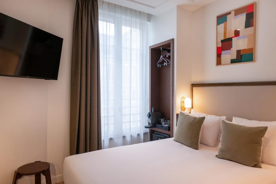 Bed, TV and multimedia, Photo of the whole room, Bedroom