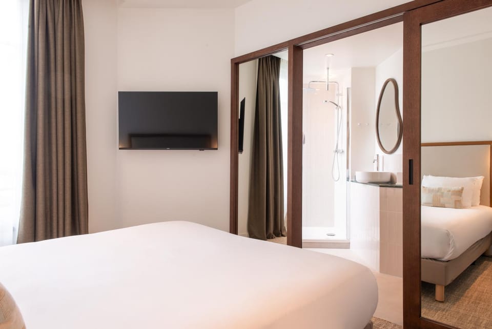 Bed, TV and multimedia, Photo of the whole room, Bedroom