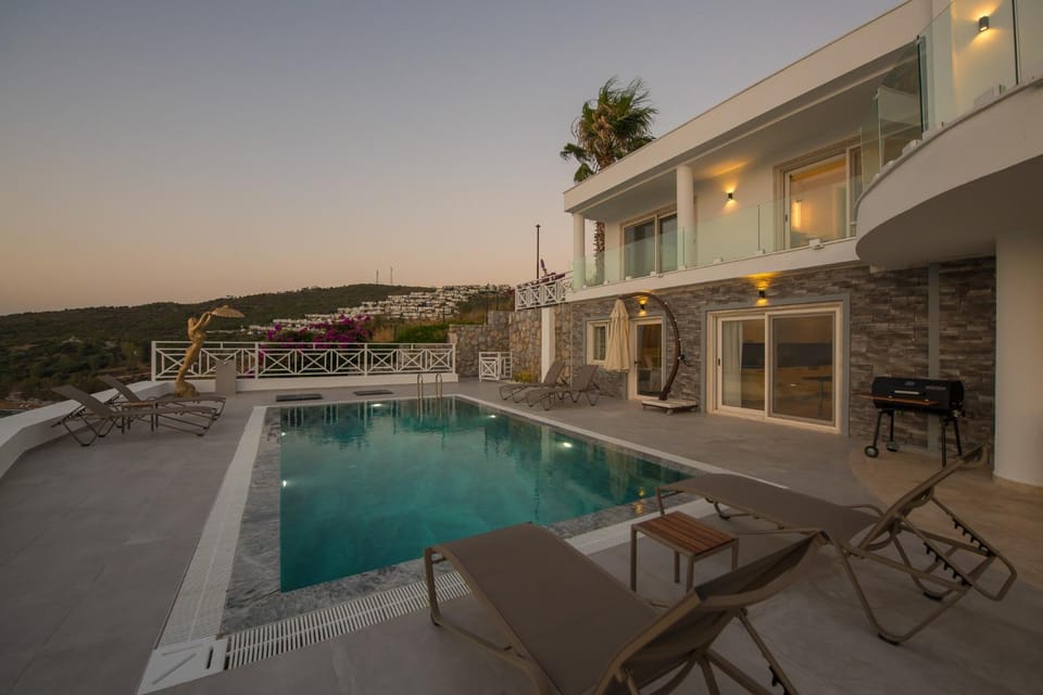 Property building, Patio, Day, Natural landscape, View (from property/room), Balcony/Terrace, Mountain view, Pool view, Swimming pool, sunbed