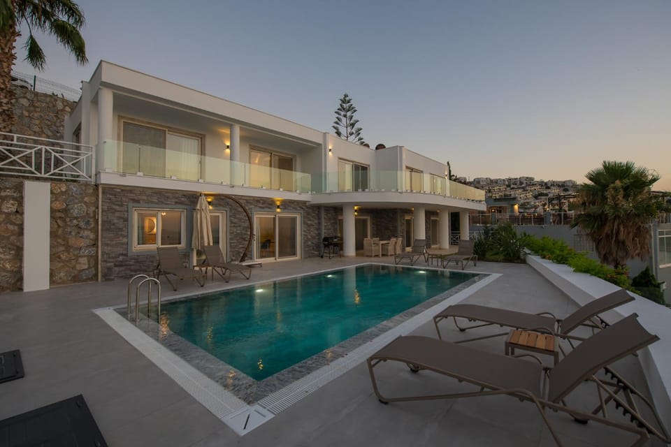 Property building, Patio, Day, Pool view, Swimming pool, sunbed