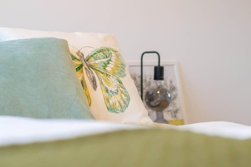 Bed, Photo of the whole room, Decorative detail, Bedroom