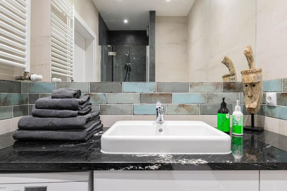 Bathroom, towels