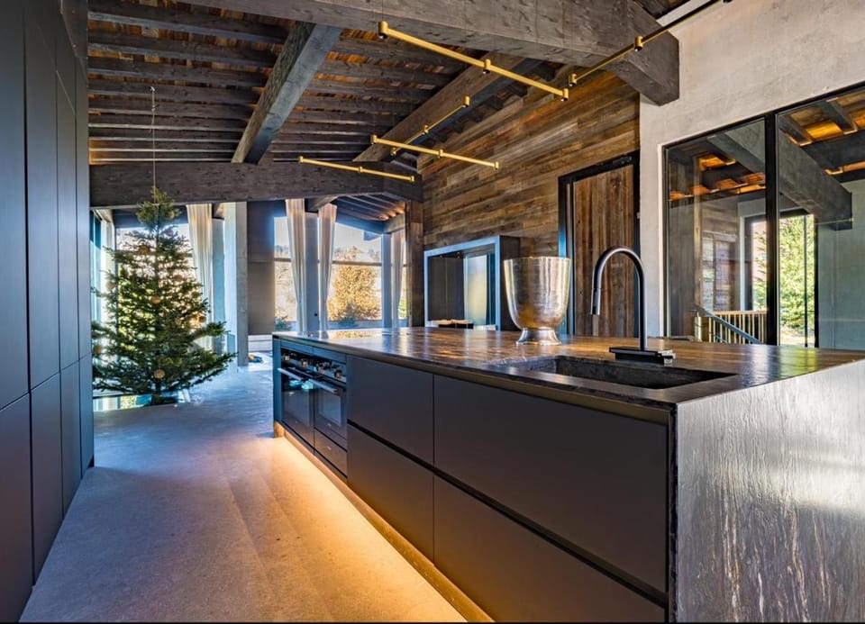 Black chalet Villa in Jura