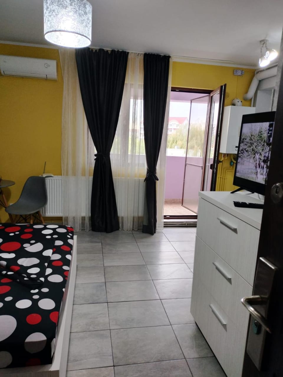TV and multimedia, Photo of the whole room, Bedroom, hair dresser, air conditioner