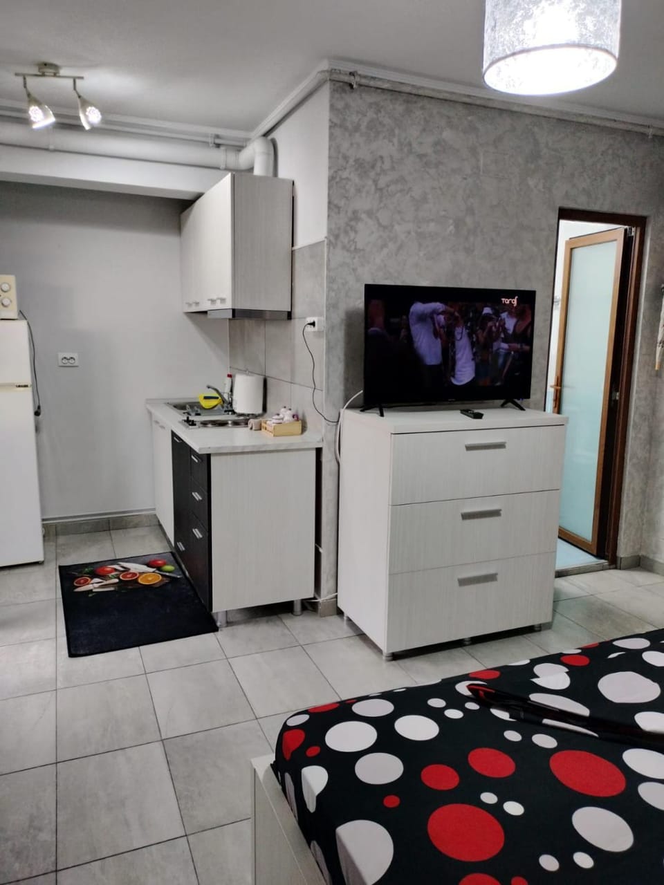 Kitchen or kitchenette, minibar, stove