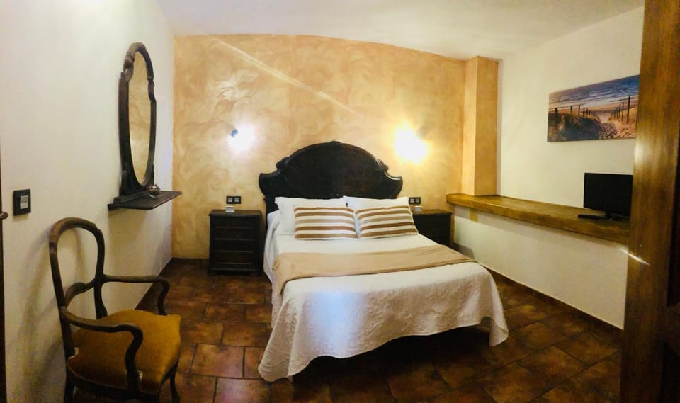 Bed, TV and multimedia, Bedroom