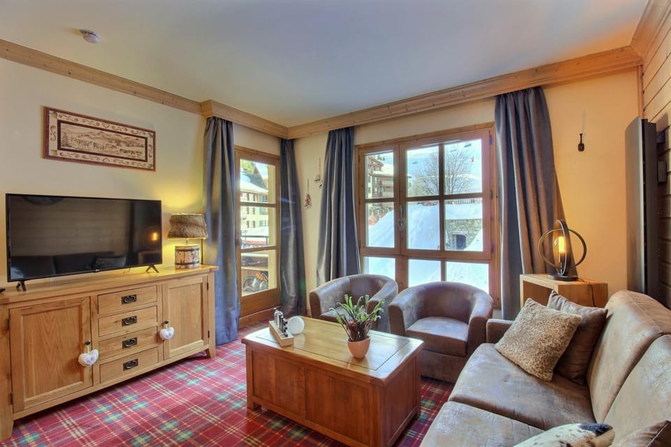 TV and multimedia, Living room, Seating area, Evening entertainment
