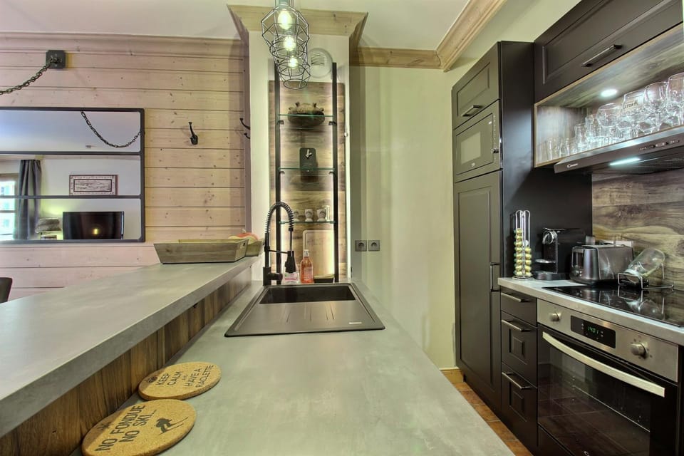 Kitchen or kitchenette, dishwasher, minibar, oven, stove
