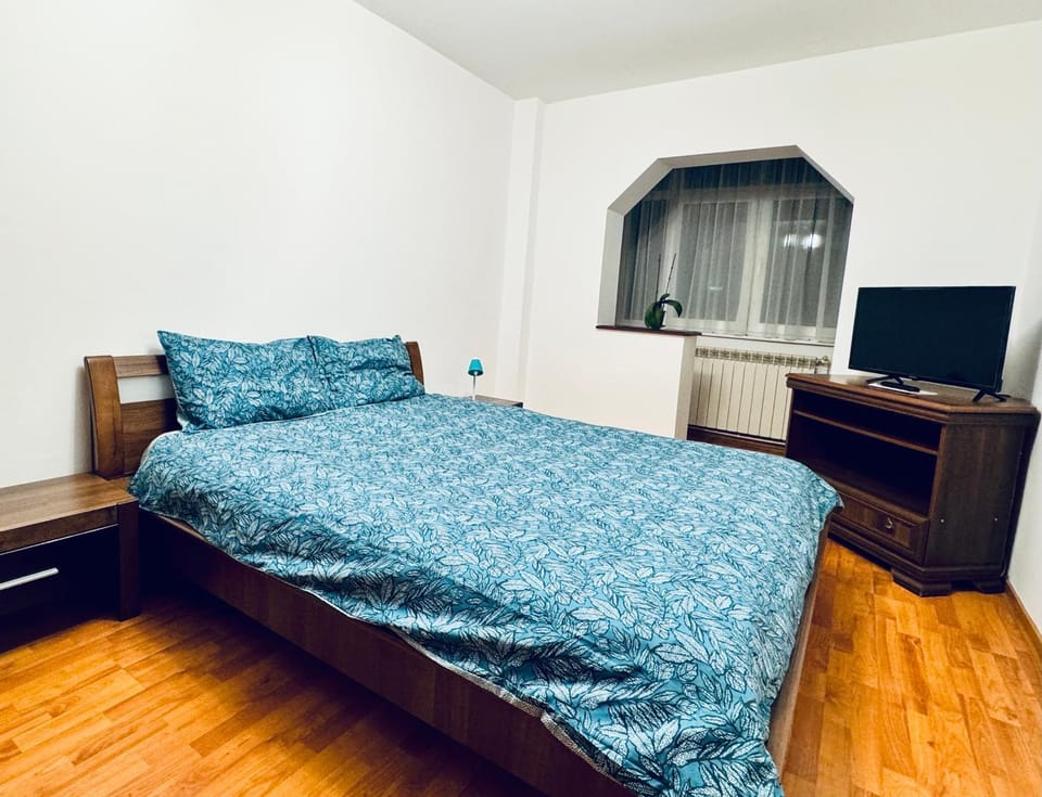 Bed, TV and multimedia, Photo of the whole room, Bedroom