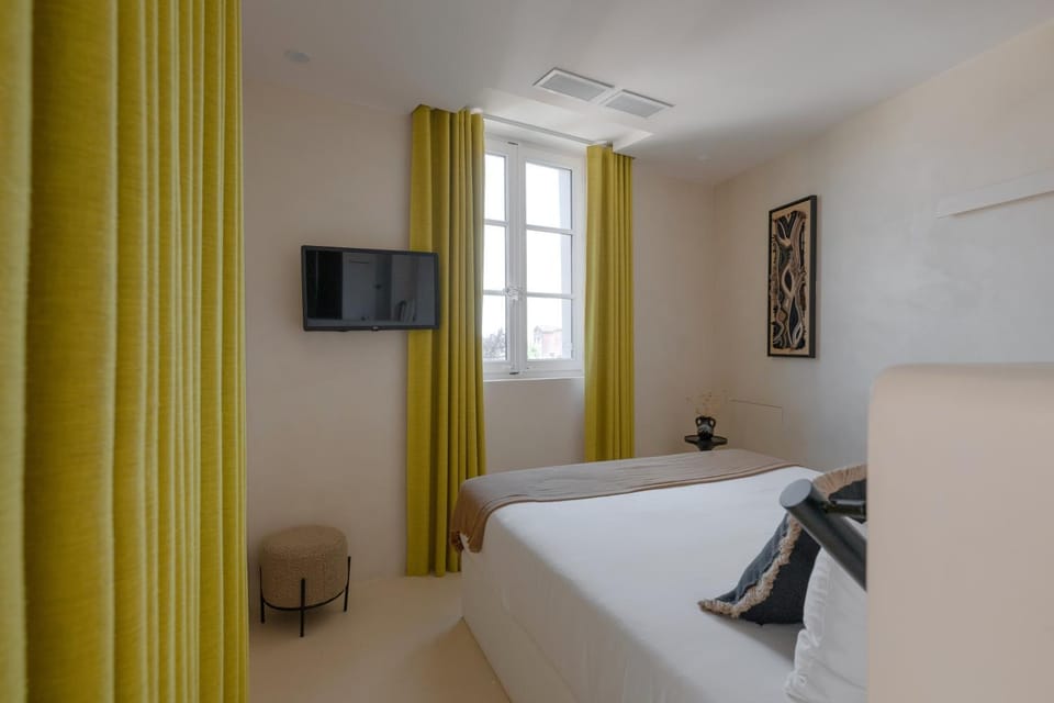 TV and multimedia, Photo of the whole room, Bedroom