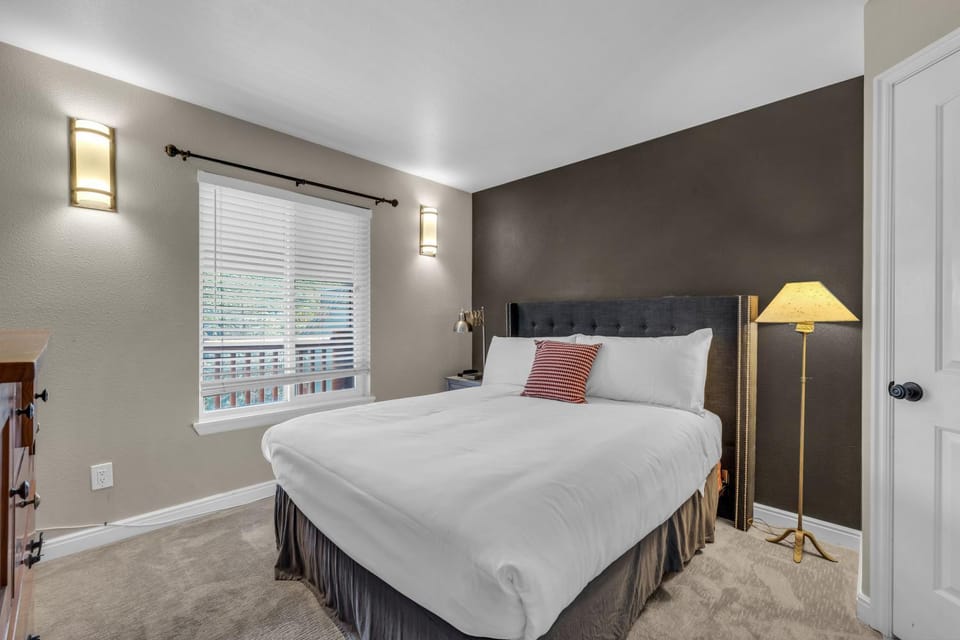 2BD Condo with Ski Run Views and Hot Tub Access House in Park City