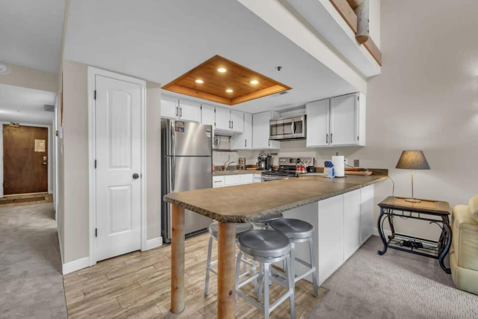 2BD Condo with Ski Run Views and Hot Tub Access House in Park City