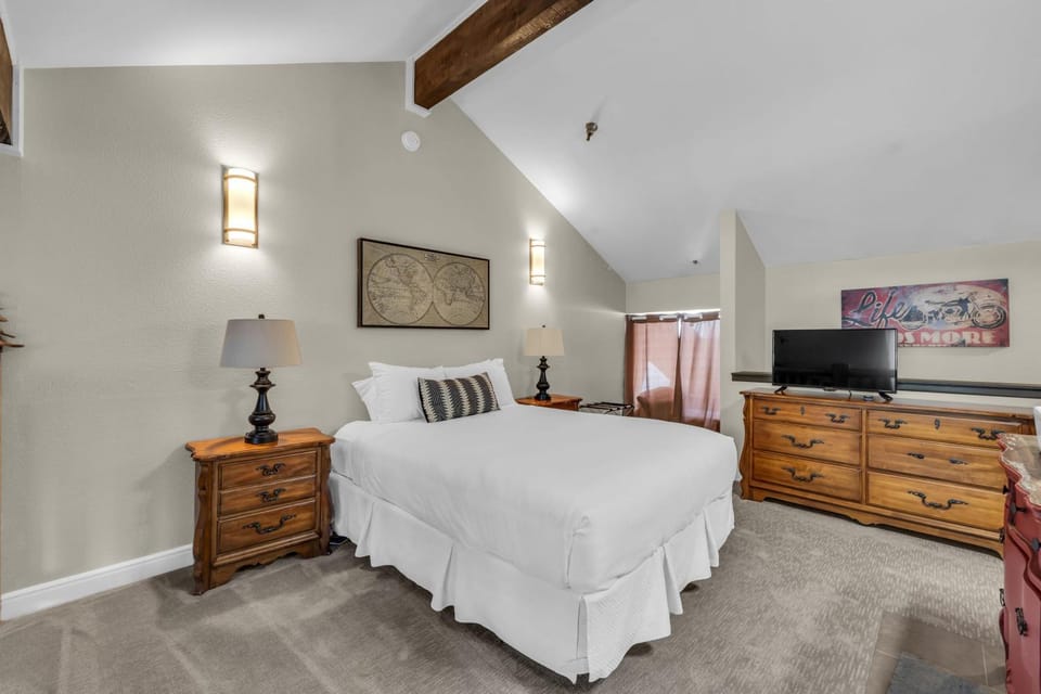 2BD Condo with Ski Run Views and Hot Tub Access House in Park City