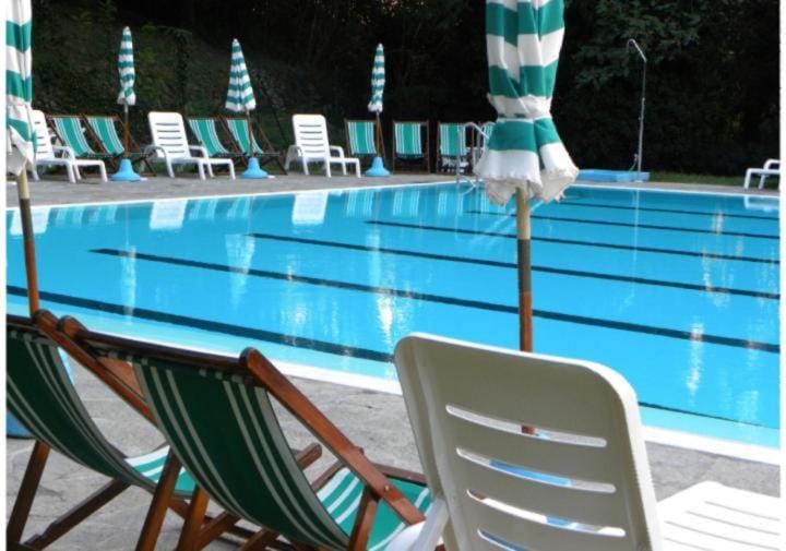 Swimming pool, sunbed