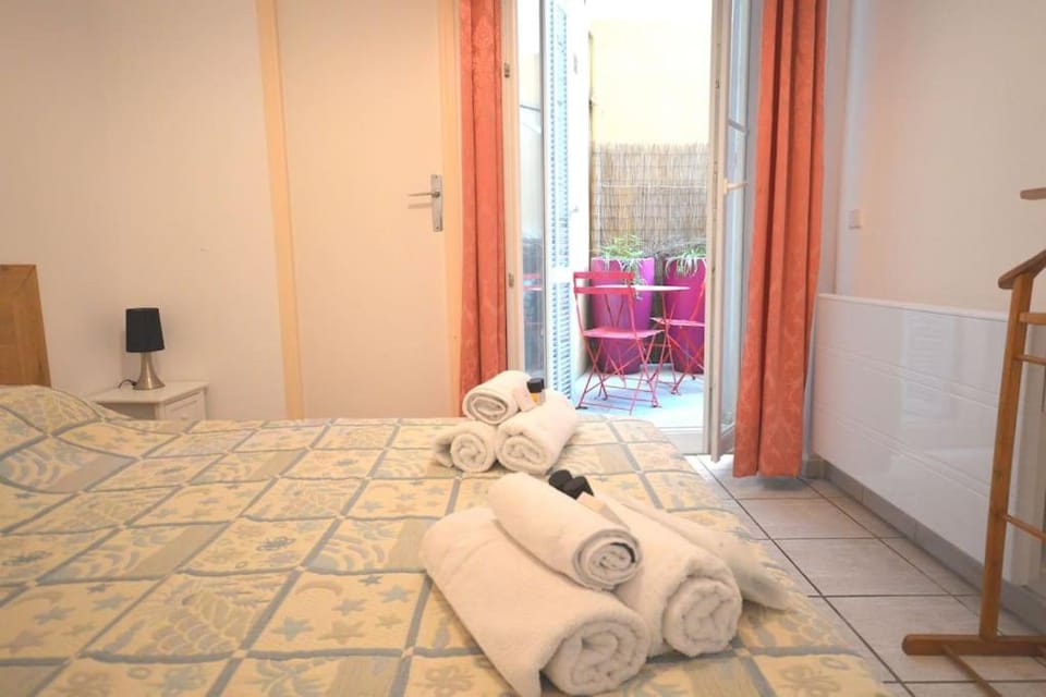 Bed, Photo of the whole room, Bedroom, towels