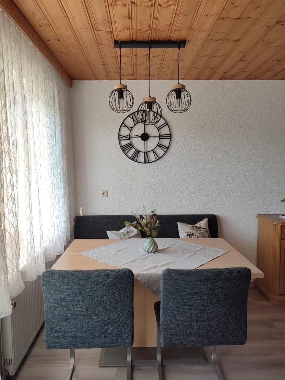 Seating area, Dining area
