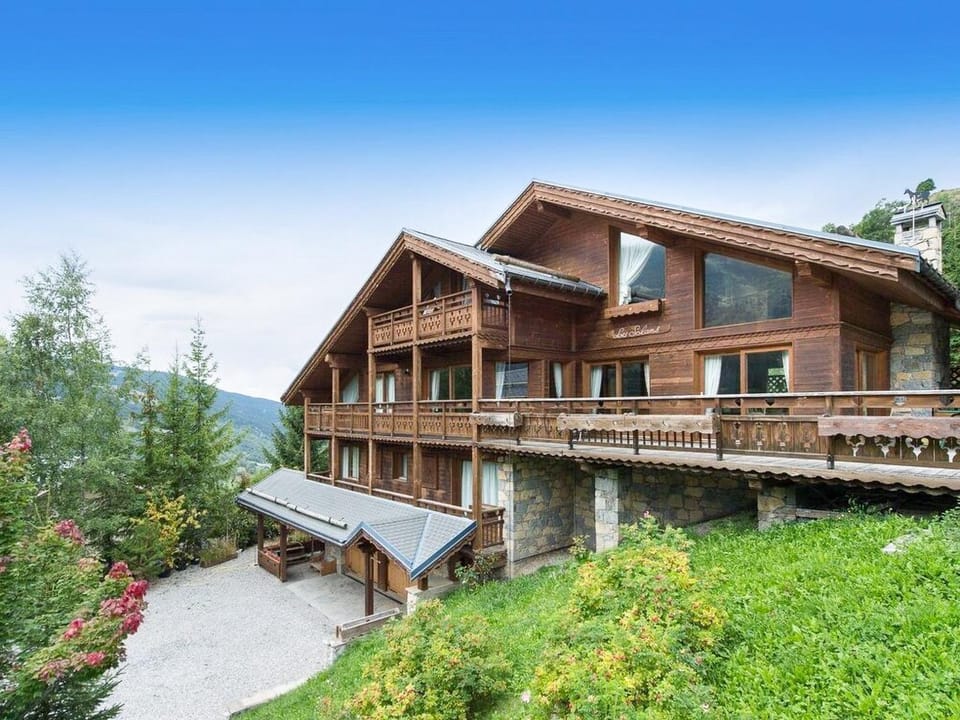 Property building, Day, Garden, View (from property/room), Balcony/Terrace, Garden view, Mountain view