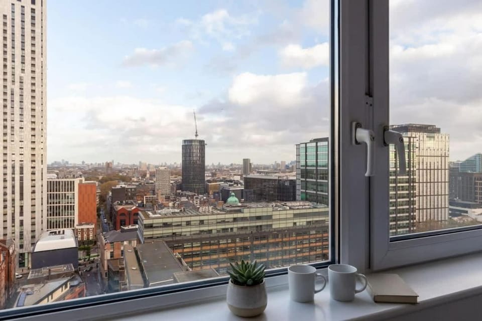 3 Bedroom Old Street Apartment - City Views Apartment in London Borough of Islington